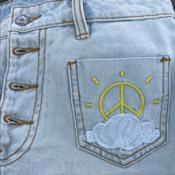 Some Days Lovin Women's‎ High Rise Embroidered Denim Shorts Size 29 - Picture 3 of 9